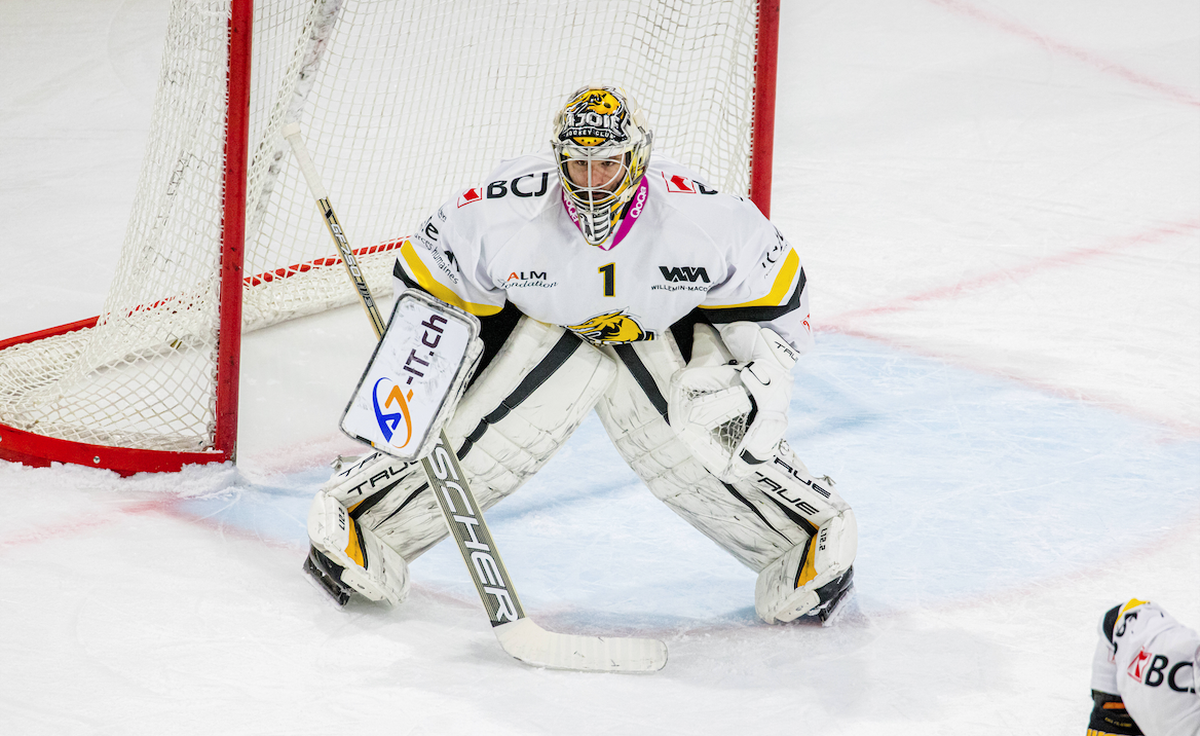 HC Ajoie Torhüter 1 Tim Wolf steht, während dem Spiel gegen den EHC Kloten in der Stimo Arena, mit Blick auf das Spielgeschehen konzentriert bereit. (Kloten, Schweiz, 20.12.2022) Eishockey *** HC Ajoi ...