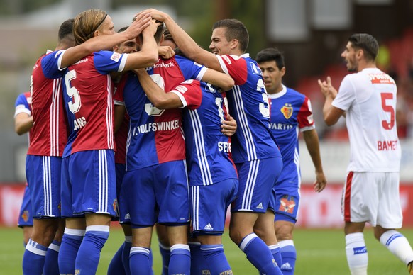 Les joueurs balois celebrent le premier but devant la deception du joueur valaisan Jan Bamert, droite, lors de la rencontre de football de Super League entre le FC Sion et le FC Bale ce dimanche 27 ao ...