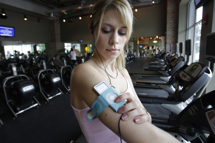 ** ADVANCE FOR FRIDAY, JULY 25 **Jennifer Zablocki, 25, works out to Rosary Tapes on her iPod at World&#039;s Gym in Royal Oak, Mich., Wednesday, June 25, 2008. (AP Photo/Paul Sancya)