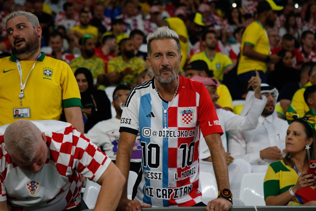 Partida entre Croacia e Brasil valido pelas quarta de final da Copa do Mundo do Catar An Argentine fan is seen in Croatia s crowd during the match against Brazil valid for the quarter-finals of the FI ...
