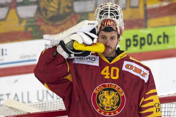 Langnaus Torhueter Damiano Ciaccio trinkt Wasser, beim Eishockey Meisterschaftsspiel der National League zwischen dem SCL Tigers und dem EHC Biel, am Freitag 11. Januar 2019 im Ilfisstadion in Langnau ...