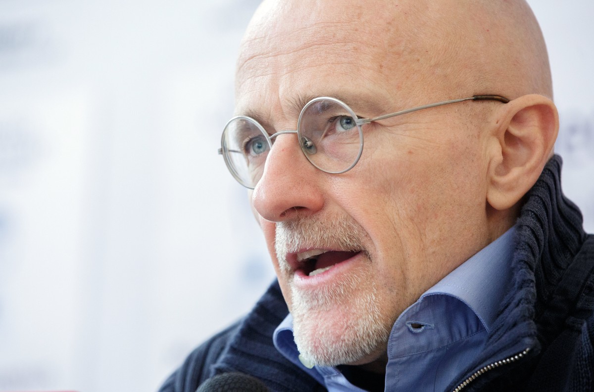 epa06335473 Italian neurosurgeon Sergio Canavero speaks during a news conference in Vienna, Austria, 17 November 2017. Canavero plans the first ever human head transplant to happen in China. It was &# ...