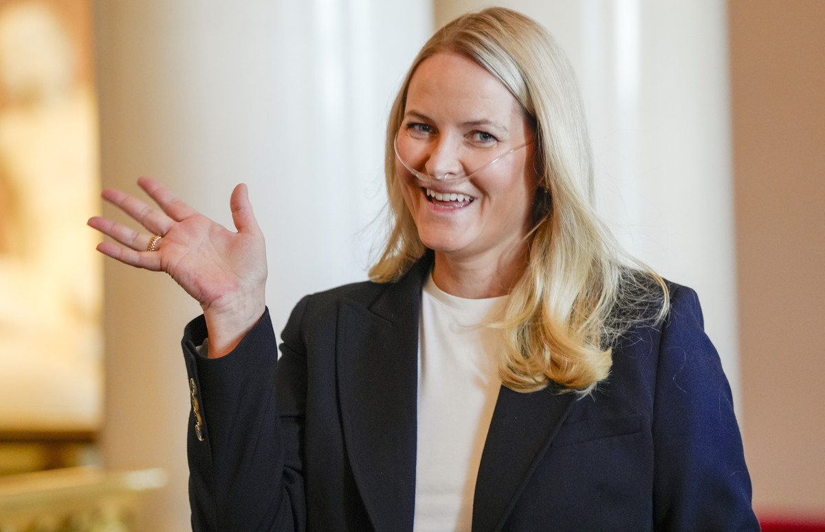 epaselect epa12880290 Norway's Crown Princess Mette Marit wears breathing assistance as the Crown Prince Family holds a reception for the Norwegian athletes from the Milano Cortina 2026 Winter Pa ...