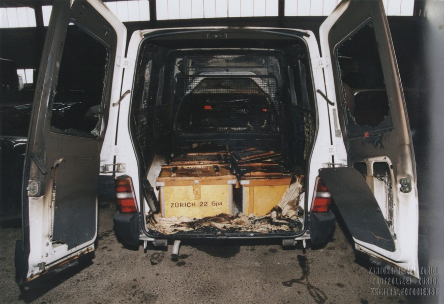 Der fuer den Jahrhundert-Postraub in der Zuercher Fraumuensterpost verwendete weisse Fiat &#039;Fiorino&#039; steht, halb ausgebrannt und fuenf leere Kisten aus der Beute enthaltend, in der Garage der ...