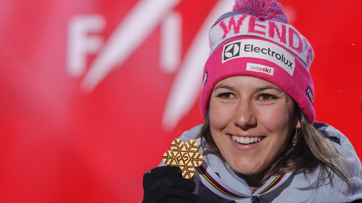 epa07353389 First placed Wendy Holdener of Switzerland poses with her medal on stage during the medal ceremony for the women's Alpine Combined race at the FIS Alpine Skiing World Championships in ...