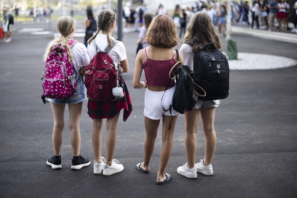 Jugendliche warten am ersten Schultag auf dem Pausenplatz auf eine Ansprache von Schulvorsteher Filippo Leutenegger in der sanierten und instand gesetzten Schulanlage Hofacker der Schule Hirslanden am ...