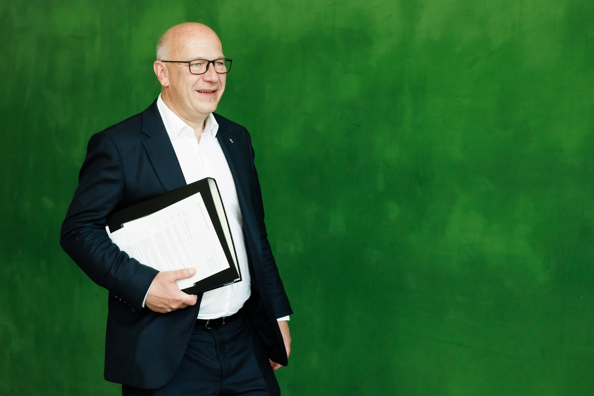 epa13063837 Berlin governing Mayor Kai Wegner arrives for a meeting of the German state premiers at the Chancellery in Berlin, Germany, 25 June 2026. The state premiers of the German federal state gov ...