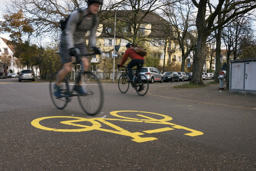 ARCHIV - ZUR MK DER STADT ZUERICH ZUR NEUEN PRAXIS FÜR DIE NUTZUNG DES TROTTOIRS DURCH VELOS STELLEN WIR IHNEN FOLGENDES BILDMATERIAL ZUR VERFUEGUNG - Fahrradfahrer fahren an einem Fahrradpiktogramm a ...