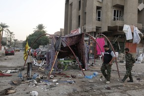 Ein zerstörtes Zelt nach einem Autobomben-Anschlag.