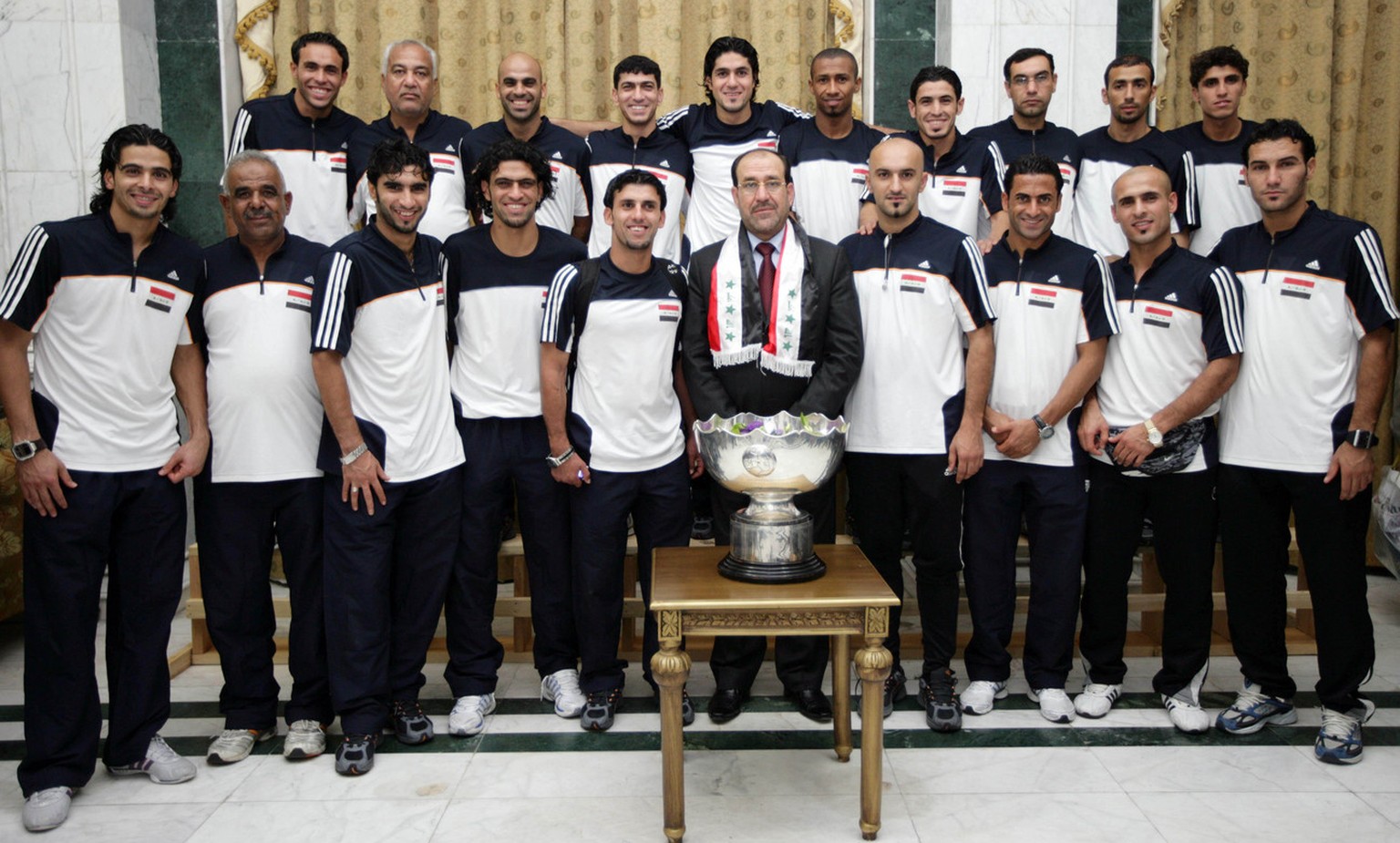 Mannschaft und Pokal beim Premierminister Nuri al-Maliki.