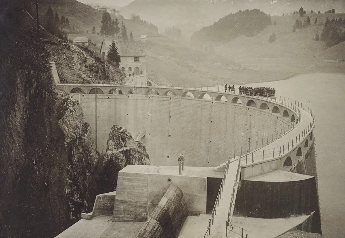 Der Stausee von Montsalvens (FR) wurde zwischen 1919 und 1920 eingestaut. Die Bogenstaumauer war von Heinrich Eduard Gruner erbaut worden und die erste ihrer Art in Europa.
https://ba.e-pics.ethz.ch/# ...