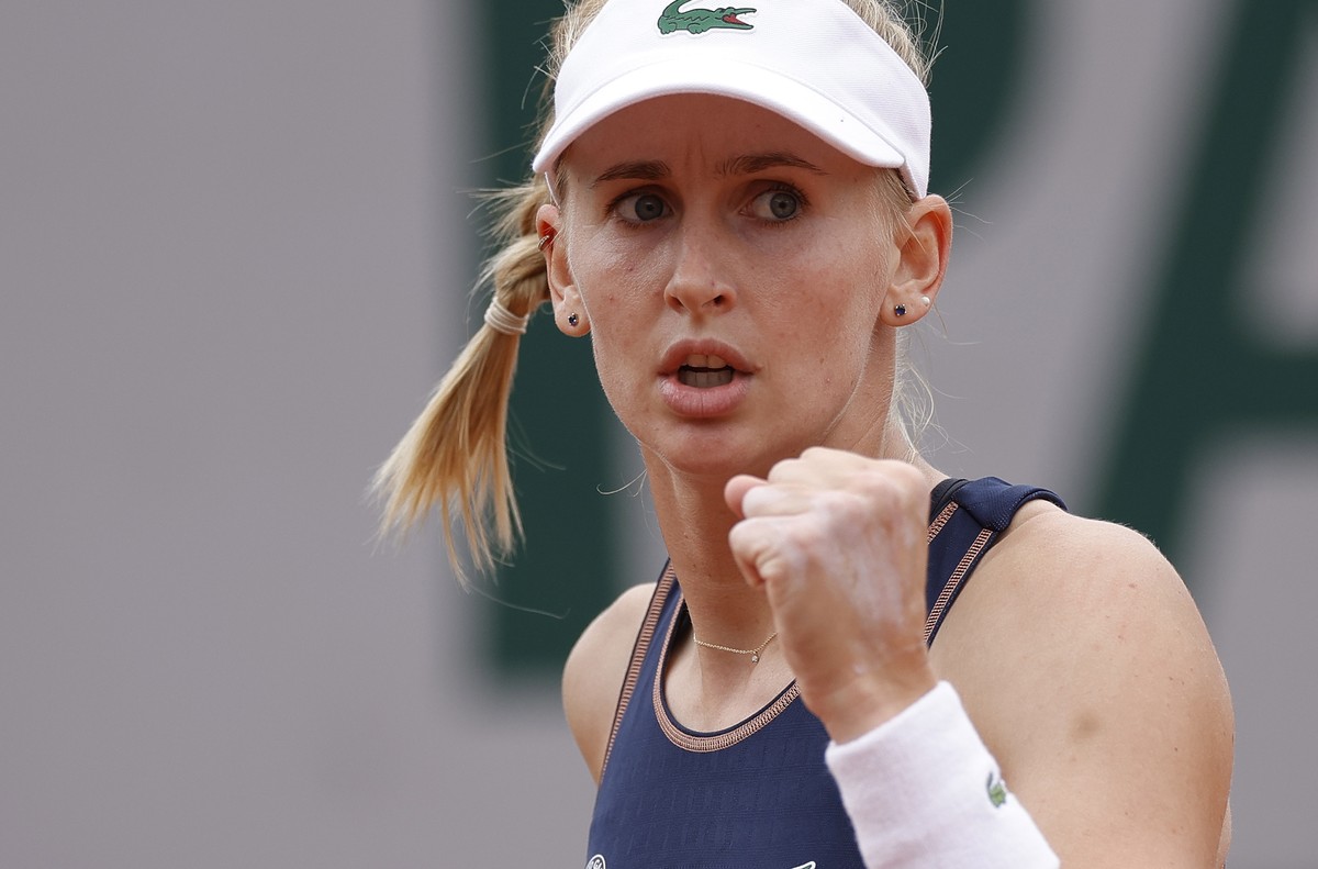 epa09965933 Jil Teichmann of Switzerland plays Bernarda Pera of the USA in their women?s first round match during the French Open tennis tournament at Roland ?Garros in Paris, France, 22 May 2022. EPA ...