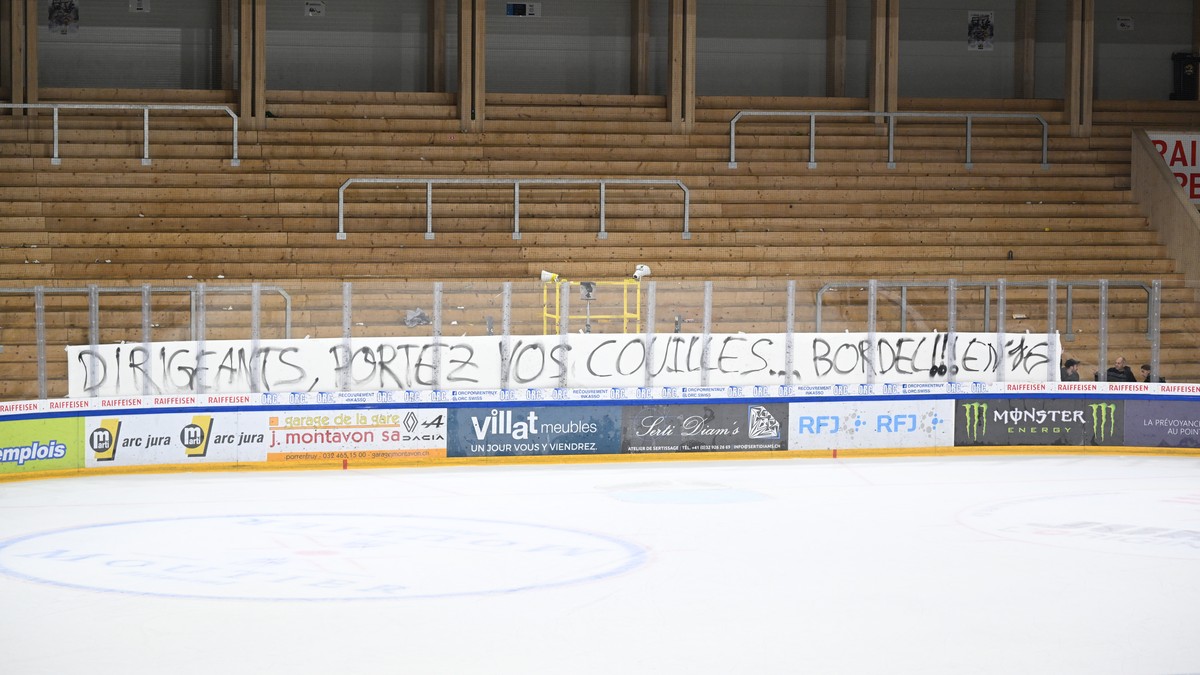 Ajoies Fans kreierten nach dem Spiel ein Transparenz Eishockey-Qualifikationsspiel der National League zwischen dem HC Ajoie und dem SC Bern, am Dienstag, 1.Oktober 2024, in der Raiffeisen Arena in Po ...
