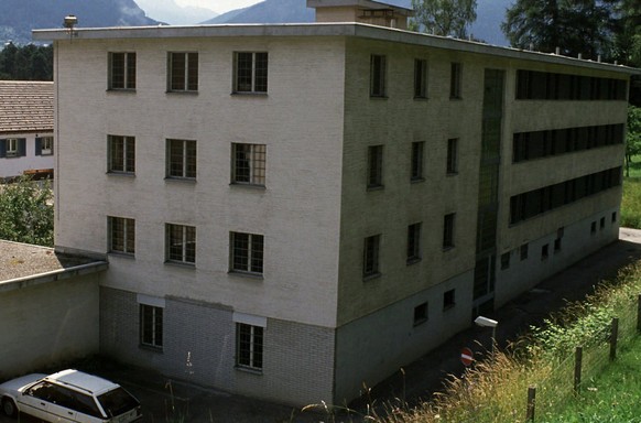 Zwei Gefaengnisaufseher der Buendner Strafanstalt Realta in Cazis sind von der Kantonsregierung wegen Diebstahls von fuenf Landjaegern, Kaese und ein paar Menues fristlos entlassen worden. Die &quot;L ...