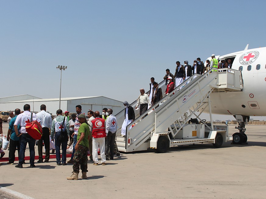 Yemeni prisoners held by Houthis disembark after arriving at an airport in Aden.  The large-scale two-day exchange of prisoners of war between the…