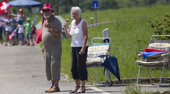 EDITORS NOTE - THIS IMAGE IS PART OF A SERIES ON SPECTATORS OF THE TOUR DE SUISS CYCLING RACE, NO NAMES AVAILABLE - Spectators wait for the pack of riders during stage 7, a 34.3 km time trial, at the  ...