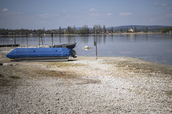 Ein Boot liegt auf dem Trockenen am Untersee, aufgenommen am Mittwoch 9. April 2025 im thurgauischen Ermatingen. Wegen zu wenig Regen und Schmelzwasser ist der Wasserstand am Bodensee sehr niedrig. (K ...