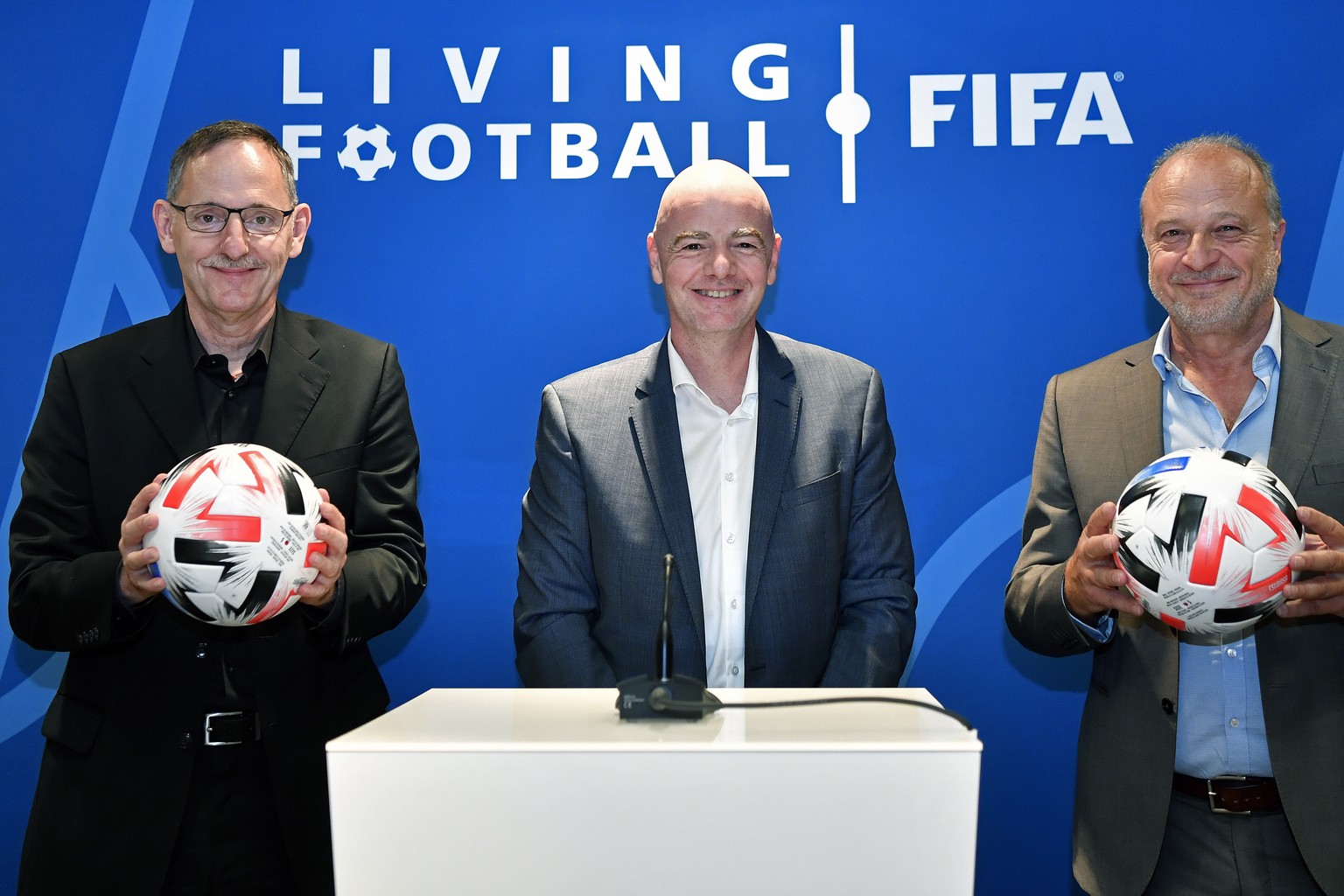 Der Zuercher Regierungsrat Mario Fehr, links,FIFA-Praesident Gianni Infantino, Mitte, und Stadtrat Filippo Leutenegger, rechts, am Event Stadtzuercher Fussballclubs treffen die FIFA am Home of FIFA in ...