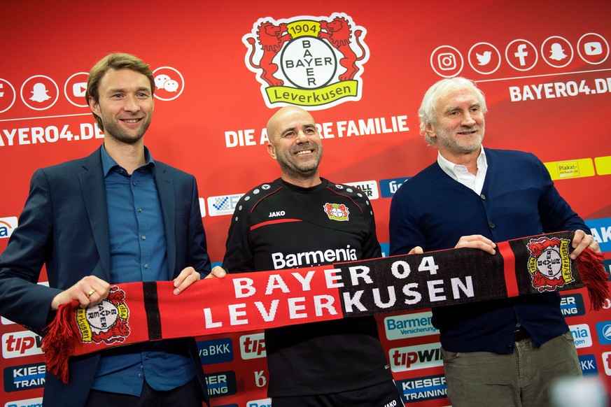 04.01.2019, Nordrhein-Westfalen, Leverkusen: Sportdirektor Simon Rolfes (l-r), der neue Trainer Peter Bosz und Sportgeschaeftsfuehrer Rudi Voeller vom Fussball-Bundesligisten Bayer Leverkusen, halten  ...