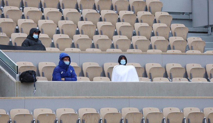 200928 -- PARIS, Sept. 28, 2020 -- People watch the match between Danka Kovinic of Montenegro and Victoria Azarenka of Belarus at French Open tennis tournament in Paris, France, Sept. 27, 2020. The ma ...