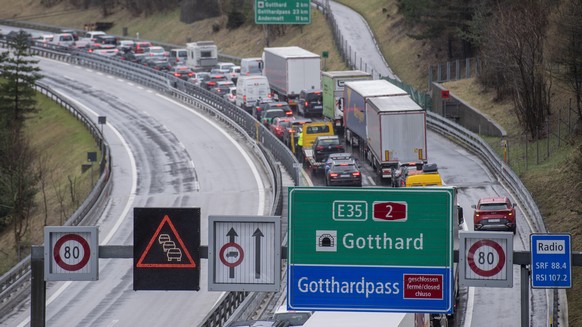 Der Reiseverkehr am Wochenende vor Ostern staut sich vor dem Gotthard Tunnel in Richtung Sueden zwischen Gueschenen und Amsteg bis auf 9 Kilometer Laenge, am Freitag, 31. Maerz 2023 in Wassen. (KEYSTO ...