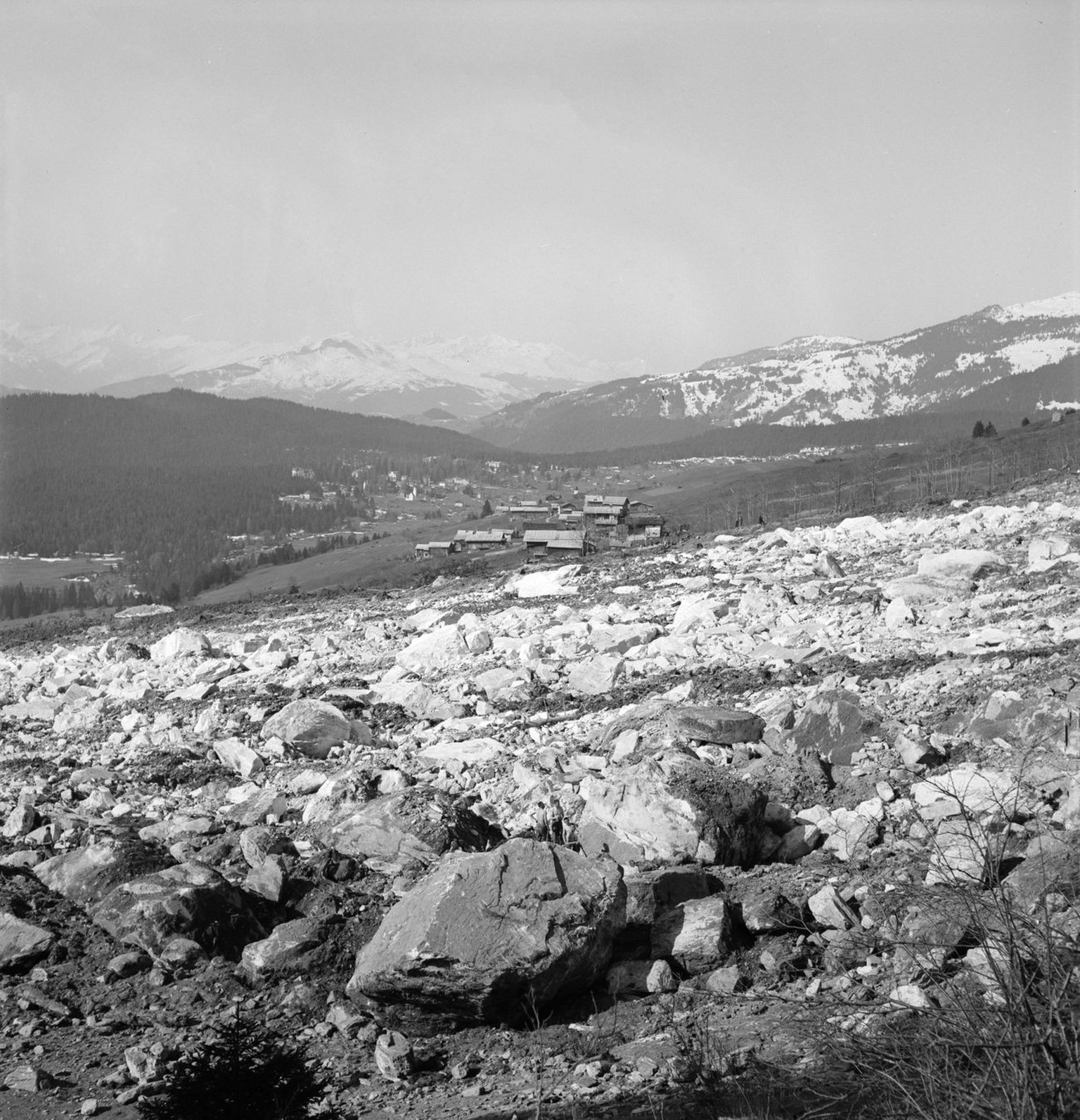 Die Ungluecksstelle des Bergsturzes vom Flimserstein oestlich des Dorfes Vidaz in der Gemeinde Flims, Kanton Graubuenden, der sich am 10. April 1939 ereignete und das Kinderheim Sunnehuesli verschuett ...