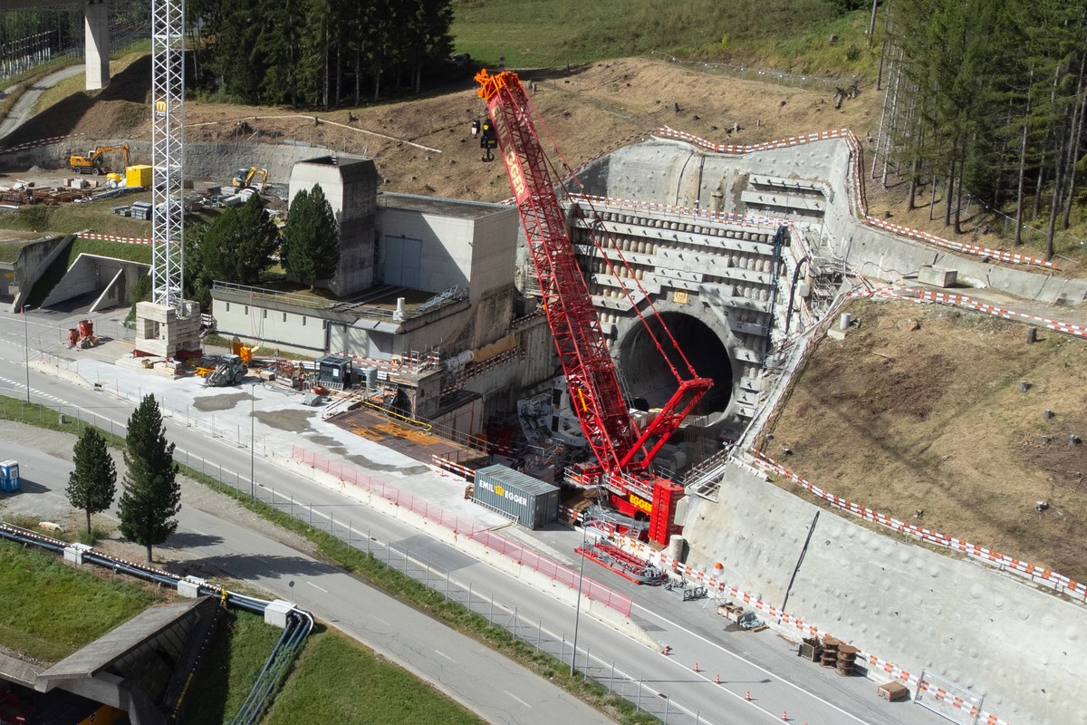 Uebersicht ueber die Baustelle am Suedportal der zweiten Roehre des Gotthard-Strassentunnels am Samstag, 28. September 2024 in Airolo. Am Tag der offenen Baustelle konnte sich die Bevoelkerung ein Bil ...