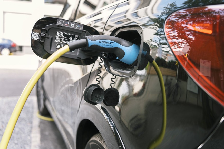 ZU STROMTANKSTELLEN IN DER SCHWEIZ STELLEN WIR IHNEN HEUTE, DONNERSTAG, 20. JULI 2017, FOLGENDES NEUES BILDMATERIAL ZUR VERFUEGUNG --- A nozzle of an electric vehicle charging station is plugged into  ...