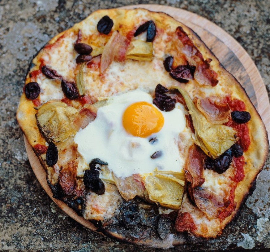 Pizza mit ei, prosciutto, artischocken, oliven, mozzarella, tomatensauce und basilikum essen food kochen 
https://www.jamieoliver.com/recipes/bread-recipes/egg-prosciutto-artichokes-olives-mozzarella- ...