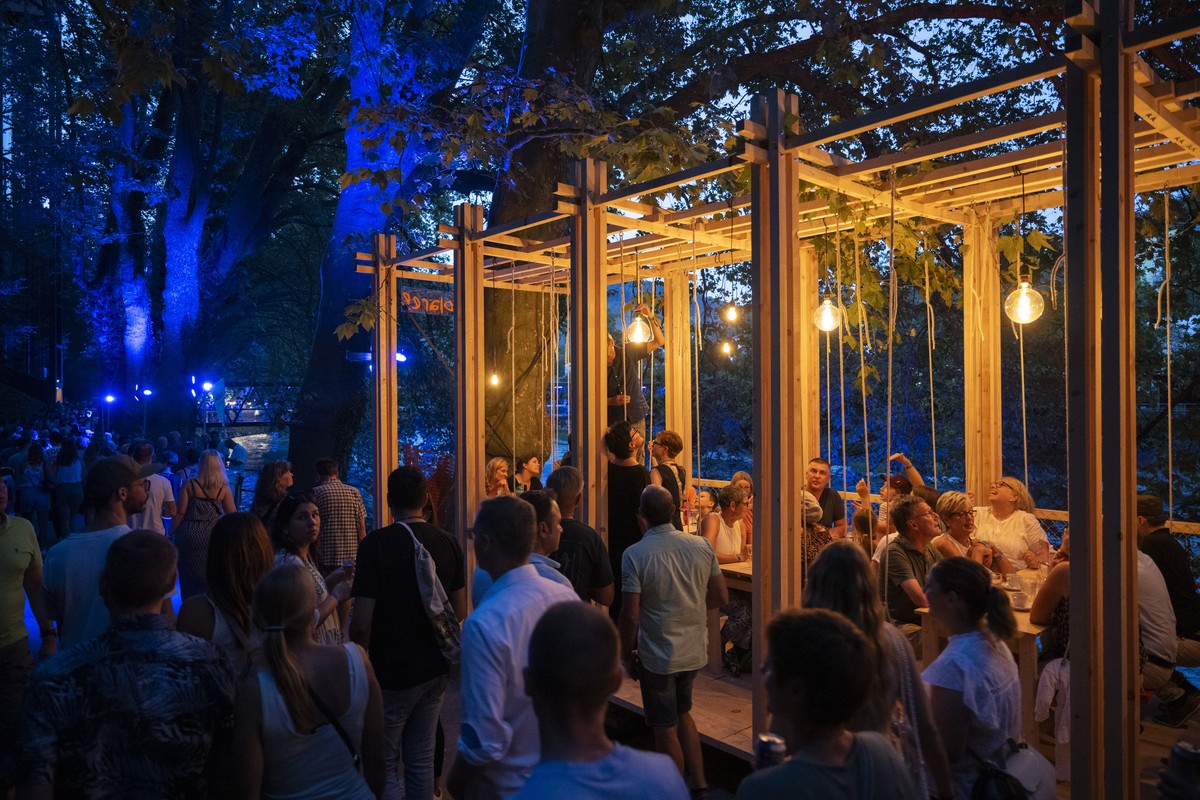 Besucher bewegen sich an der Badenfahrt 2023, aufgenommen am Freitag, 18. August 2023 in Baden. Das Volksfest Badenfahrt, das nur alle zehn Jahre stattfindet, dauert vom 18. bis zum 27. August 2023 st ...