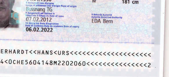 Im neuen Schweizer Pass sollen Auslandschweizer speziell vermerkt werden â bloss wie?
Auslandschweizer werden schon lÃ¤ngst im Pass &quot;gewÃ¼rdigt&quot;. Dank Ausgabestelle &quot;EDA Bern&quot; we ...