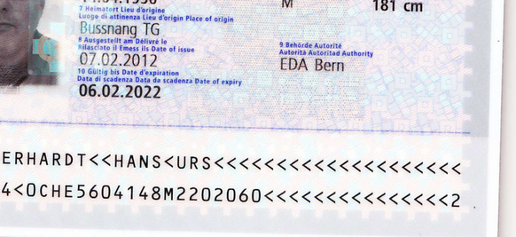 Im neuen Schweizer Pass sollen Auslandschweizer speziell vermerkt werden – bloss wie?
Auslandschweizer werden schon längst im Pass &quot;gewürdigt&quot;. Dank Ausgabestelle &quot;EDA Bern&quot; weiss  ...