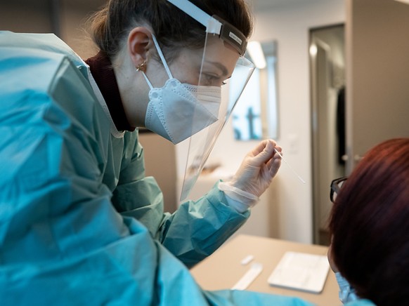 Eine Apothekerin macht bei einer Frau einen Abstrich f�r einen Covid-19 Antigen-Schnelltest. (Archivbidl)