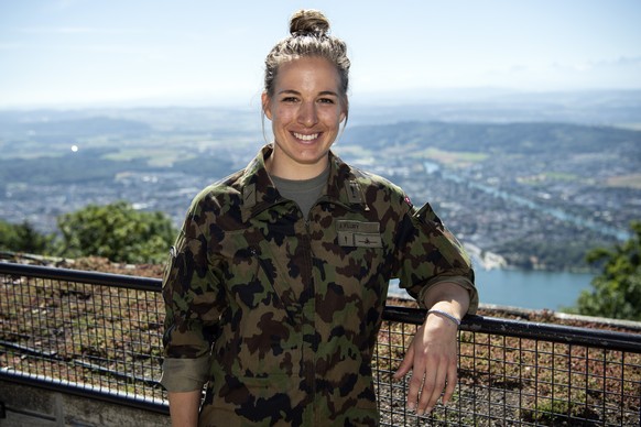 Die Skirennfahrerein Jasmine Flury posiert bei einem Medientermin der Spitzensport-RS, am Mittwoch, 8. Juli 2020, in Magglingen. (KEYSTONE/Peter Schneider)