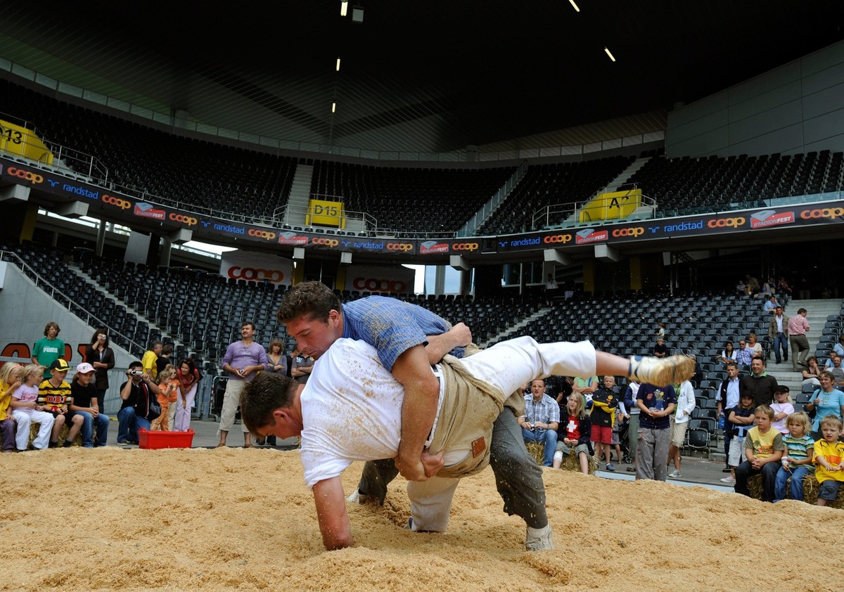 Zwei Schwinger zeigen Demonstrationshosenlupf anlaesslich des 1. Stadionfestes am Freitag, 1. August im Stade de Suisse Wankdorf in Bern. (KEYSTONE / Lukas Lehmann)