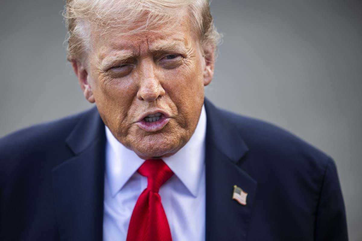 epaselect epa12370221 US President Donald Trump speaks to reporters about the murder of Turning Point founder Charlie Kirk as he leaves the White House for New York City in Washington, DC, USA, 11 Sep ...
