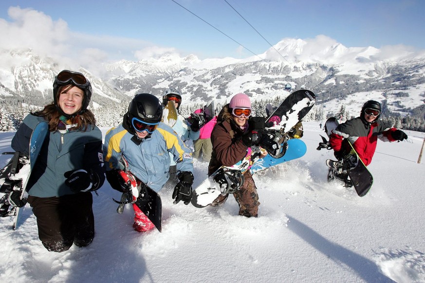 Eine Gruppe Snowboarderinnen aus dem Jugendskilager (JUSKILA) tobt sich am Mittwoch, 3. Januar 2007, im frischen Pulverschnee in Lenk aus. Bereits zum 66. Mal findet in der ersten Januarwoche das trad ...