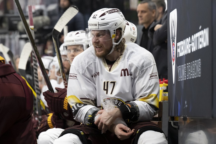 Servettes Marco Maurer reagiert, nachdem er sich verletzt hat, beim Eishockey Meisterschaftsspiel der National League A zwischen dem HC Fribourg Gotteron und dem Geneve-Servette HC, am Freitag, 4. Nov ...