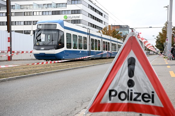 Bei einer Kollision zwischen einem Tram und einem Lastwage am Montag, 12. Oktober 2020 in der Badenerstrasse in Zuerich wurden mehrere Personen verletzt. Im Einsatz stehen aktuell die Stadtpolizei Z