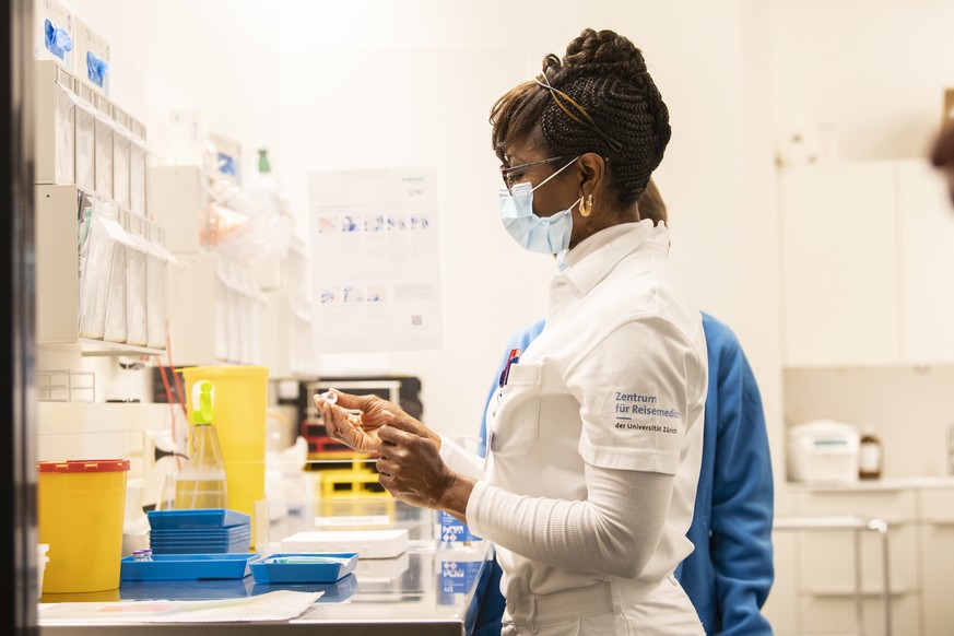 Eine Frau bereitet den Impfstoff gegen das Covid-19 Coronavirus vor, im Referenz-Impfzentrum EBPI am Hirschengraben in Zuerich vor, aufgenommen am Montag, 4. Januar 2021. (KEYSTONE/Ennio Leanza)