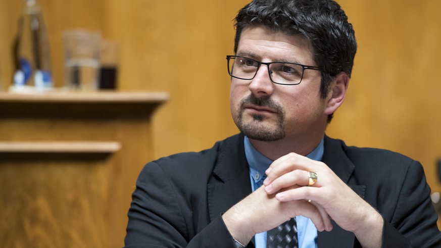 Yannick Buttet, CVP-VS, verfolgt eine Diskussion an der Herbstsession der Eidgenoessischen Raete, am Mittwoch, 14. September 2016, im Nationalrat in Bern. (KEYSTONE/Anthony Anex)