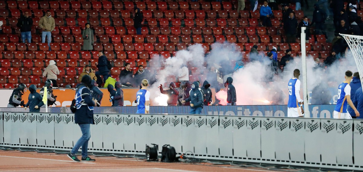 IMAGO / Geisser

Foto Manuel Geisser 23.10.2021 Zürich : Letzigrund Stadion Zürich Saison 2021/2022 Herren Fussball Super League Grasshopper Club Zürich - FC Zürich FCZ Fans greifen GC Fans an nach de ...