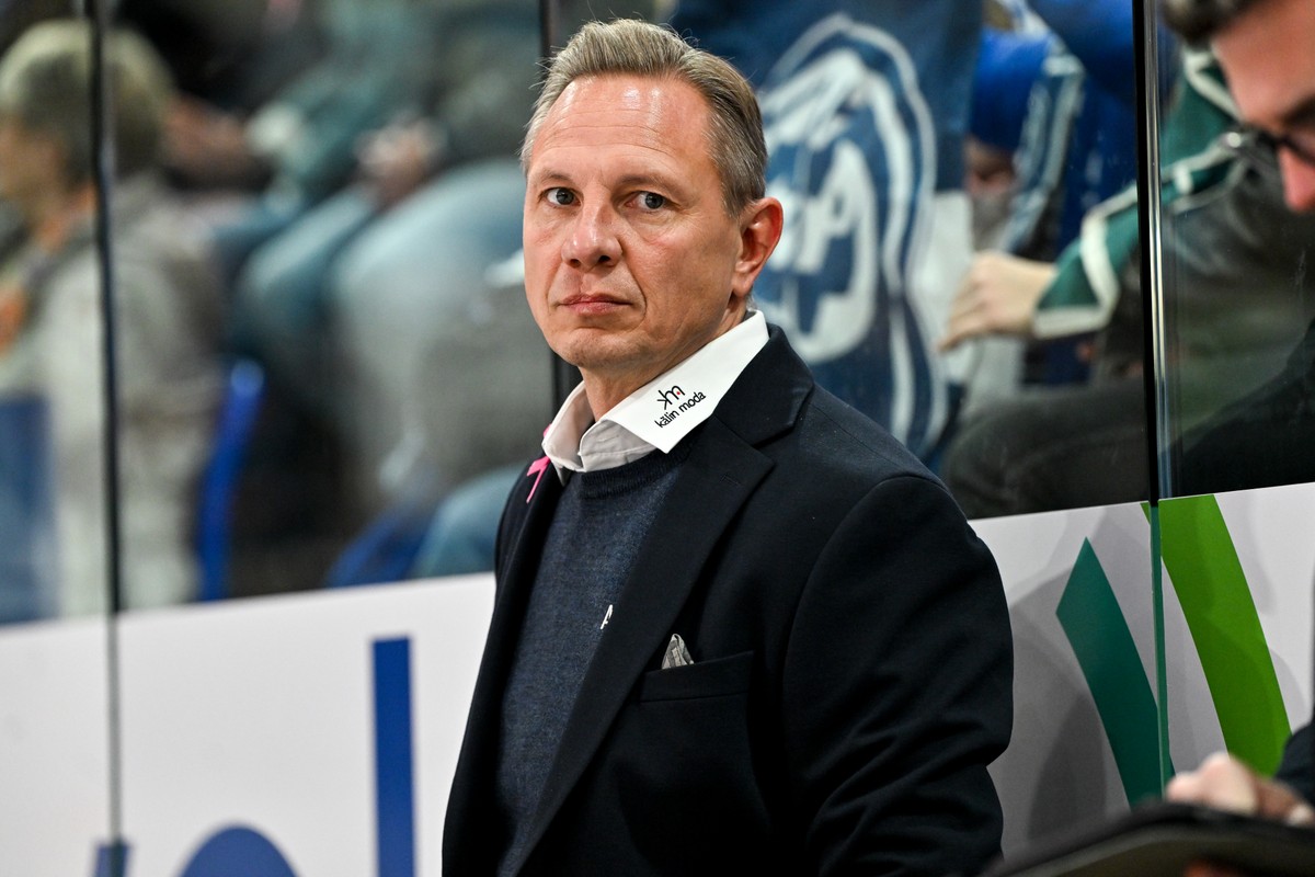 Head Coach Jussi Tapola (HCAP) focus during the game, during the regular season National League game between HC Ambri Piotta and Geneve Servette HC at the ice stadium Gottardo Arena, Switzerland, Octo ...