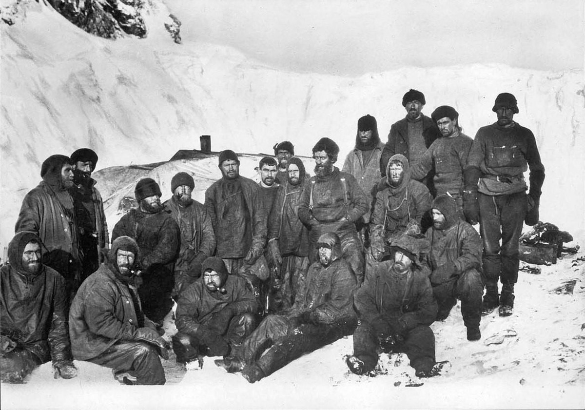Die auf Elephant Island zurückgelassenen Männer. Hintere Reihe, von links: Greenstreet, McIlroy, Marston, Wordie, James, Holness, Hudson, Stephenson, McLeod, Clark, Orde-Lees, Kerr, Macklin. Zweite Re ...
