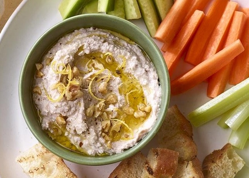 Dip aus Cannellini-Bohnen, Hüttenkäse und Walnüssen
https://ichef.bbci.co.uk/food/ic/food_16x9_1600/recipes/cannellini_cottage_10664_16x9.jpg