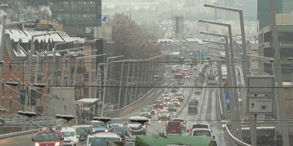 Der Winter ist in der Zürcher Innenstadt angekommen. Wegen Schneeglätte fahren einzelne Tram- und Buslinien am Montagmorgen nur eingeschränkt. Die Verkehrsbetriebe Zürich (VBZ) raten Fahrgästen, falls ...