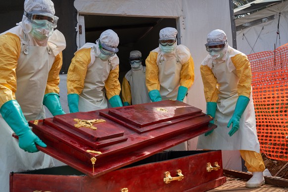 epa13075400 Staff carry a coffin for a victim of Ebola at the hospital in Mongbwalu, Ituri, Democratic Republic of Congo, 26 June 2026 (issued 30 June 2026). Mongbwalu in Ituri, a town situated in the ...