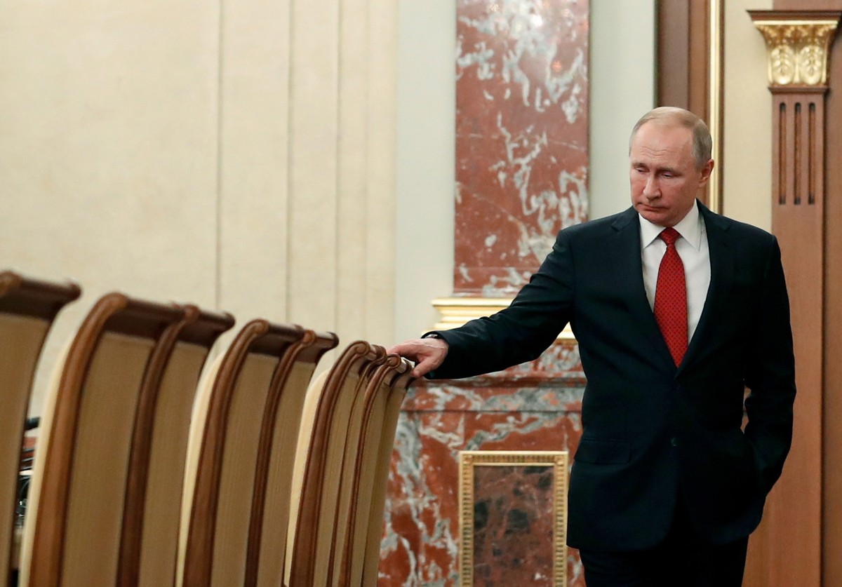 epa08130520 Russian President Vladimir Putin prior to a meeting with Cabinet members at the Government's headquarters in Moscow, Russia, 15 January 2020. Russian Prime Minister Dmitry Medvedev an ...