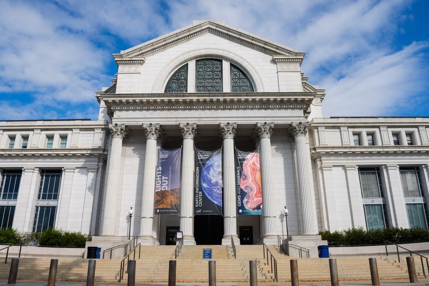 epa12479014 The Smithsonian Museum of Natural History remains closed due to the government shutdown in Washington, DC, USA, 24 October 2025. The government shutdown, now in its 24th day, is the second ...