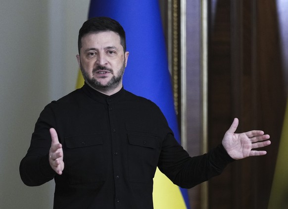 epa12445418 Ukrainian President Volodymyr Zelensky holds his briefing for journalists in Kyiv, Ukraine, 10 October 2025, amid the ongoing Russian invasion. Volodymyr Zelensky spoke with the media afte ...